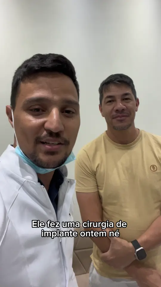 Paciente ao lado do dentista no consultório