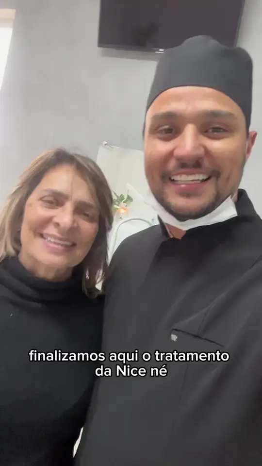 Paciente ao lado do dentista no consultório