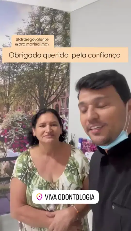 Paciente ao lado do dentista no consultório